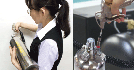 ボトルに水素を充填している画像