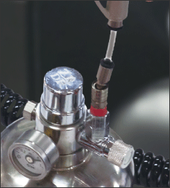 専用ボトルに接続している画像