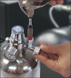 専用ボトルのバルブを回している画像