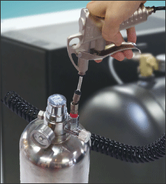 専用ボトルに充填している画像