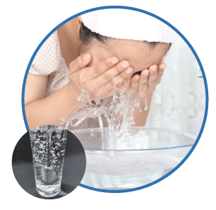 水素水で洗顔している人の画像