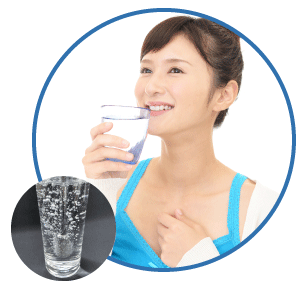 水素水を飲んでいる画像